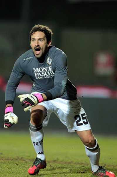 邮报：此前报价800万英镑遭拒，热刺准备加价追巴西左后卫索萨